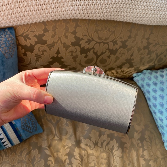 Vintage Stuart Weitzman Silver Satin Minaudière / Box Clutch w Removable Chain - Picture 12 of 13